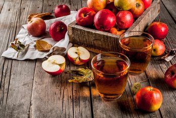Apfelsaft ©ricka_kinamoto/AdobeStock_176076094