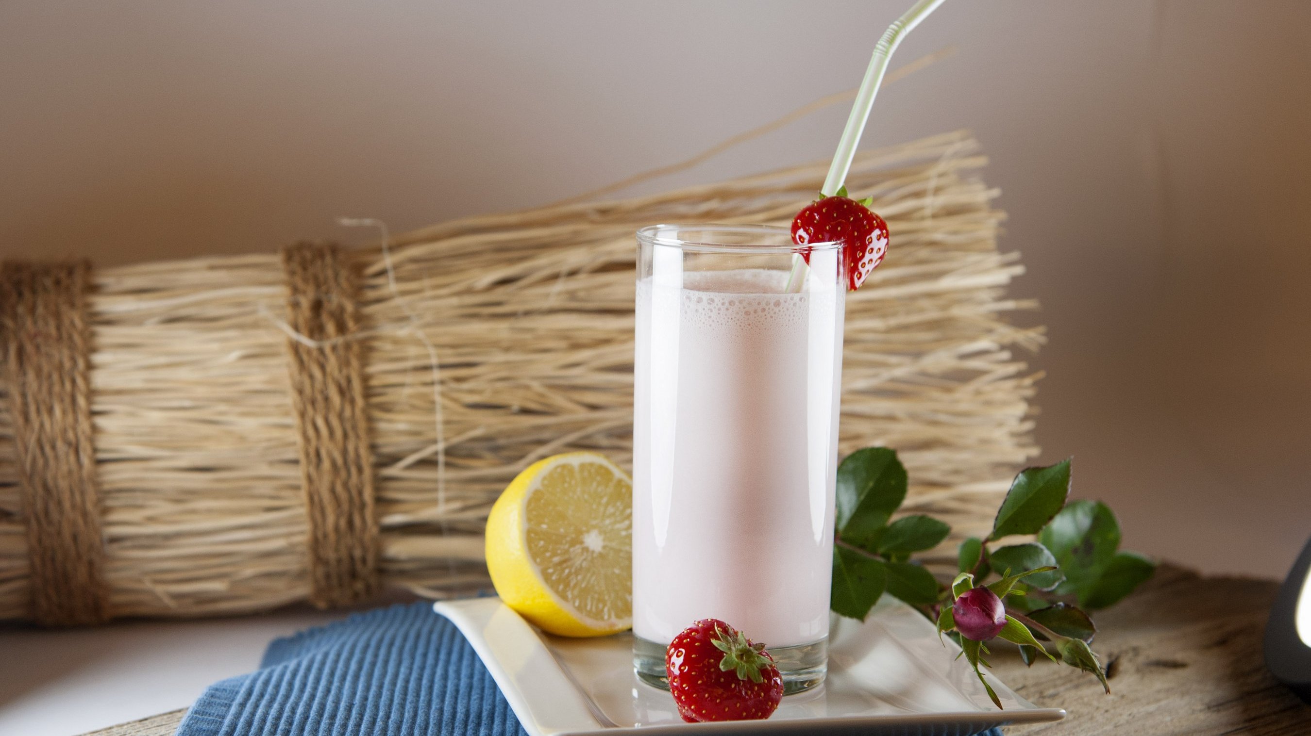 Erdbeer-Milchshake mit Erdbeeren und Zitrone dekoriert ©Eva Lechner/LK Niederösterreich