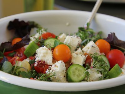 Mit saisonalem Salat und frisch getoastetem Brot schmeckt der Schafkäsesalat nach Urlaub. ©Elisabeth Heidegger/LK Niederösterreich