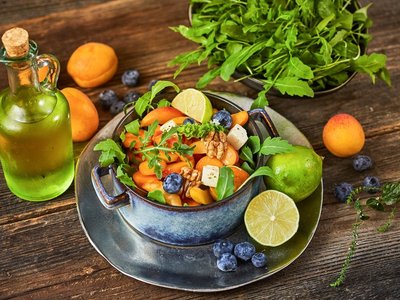 Aprikosen-Möhren-Käse-Salat