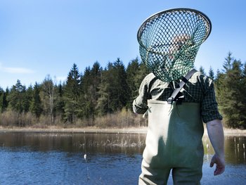 Fischer mit Casher am Fischteich