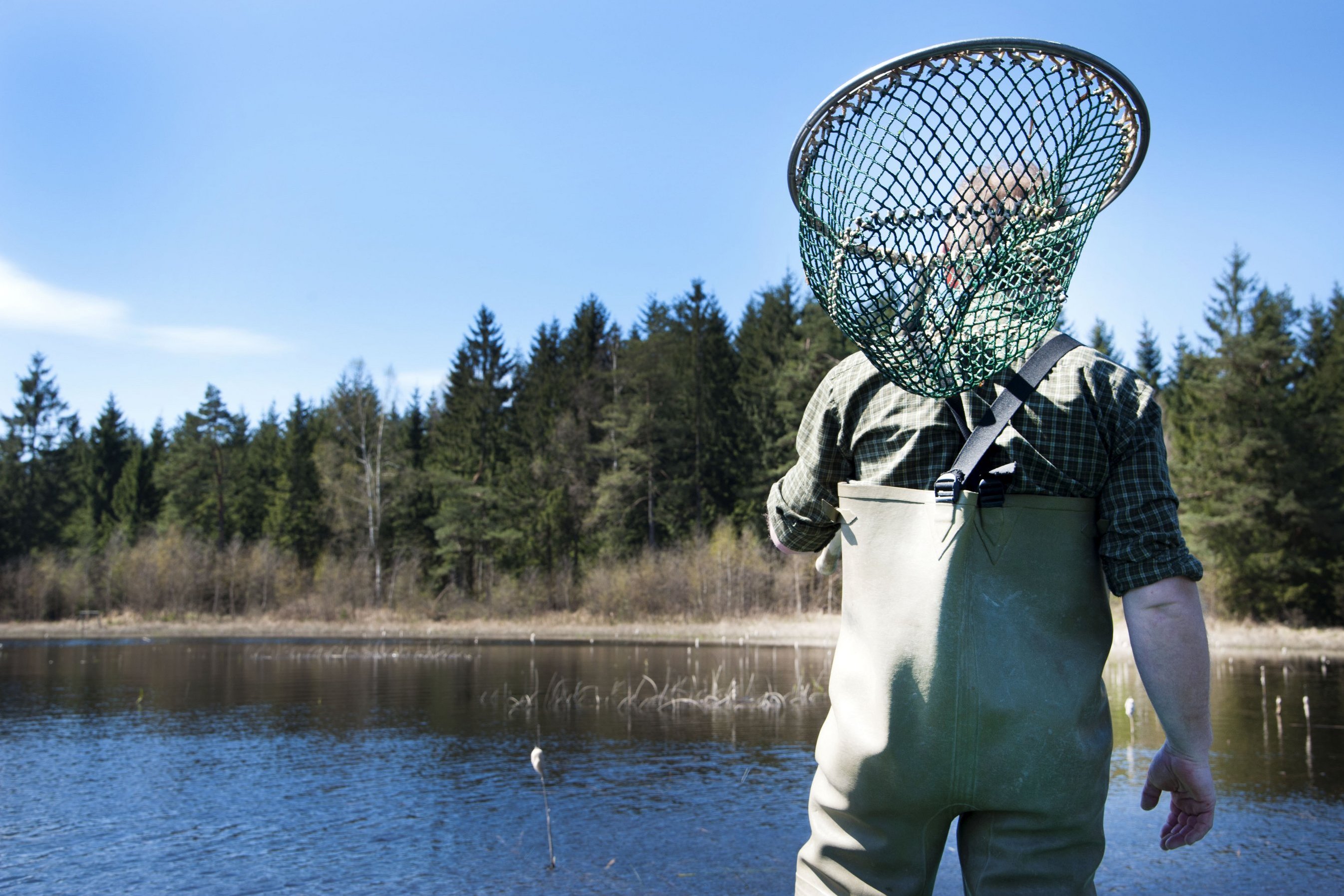 Fischer mit Casher am Fischteich