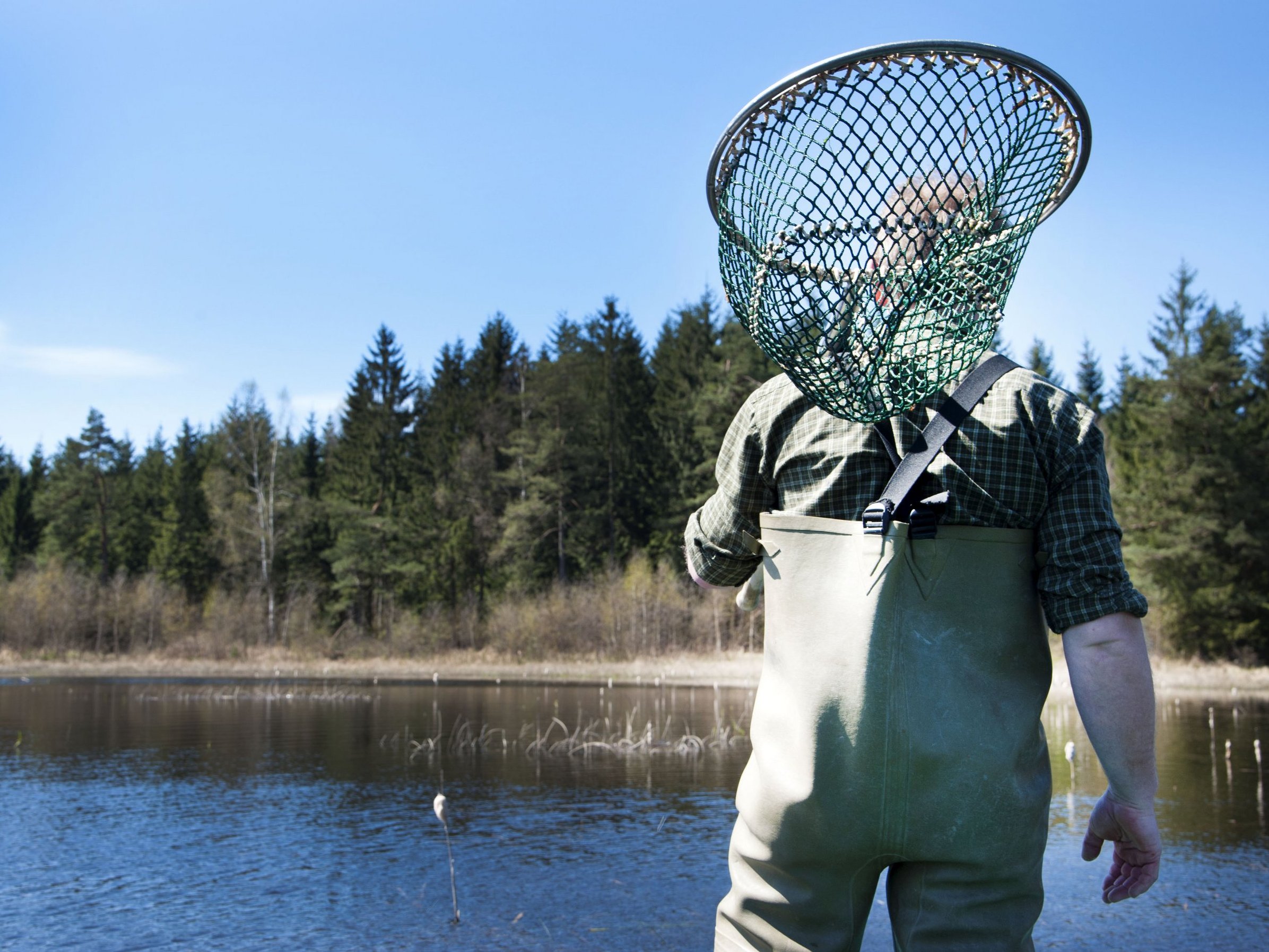 Fischer mit Casher am Fischteich