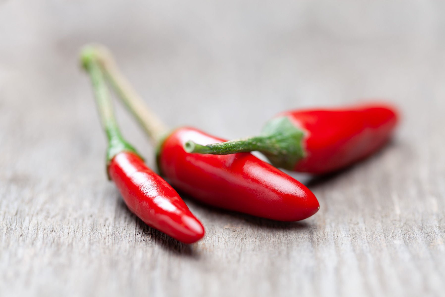 Chilischoten liegen auf einem Holztisch