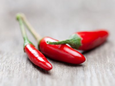 Chilischoten liegen auf einem Holztisch
