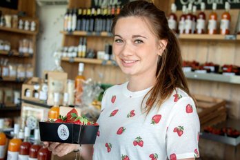 Erdbeerbäuerin Lisa Tempelmayr im Hofladen