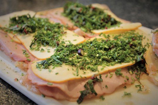 Hühnerschnitzel mit Schinken, Käse und frischen Kräutern belegen ©Elisabeth Heidegger/LK Niederösterreich