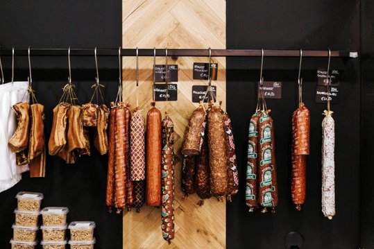 Wurst und Fleischwaren werden bei Familie Haselbacher hergestellt. Eine Glasfront vor dem Schlacht- und Verarbeitungsraum bietet Transparenz für die Kunden.