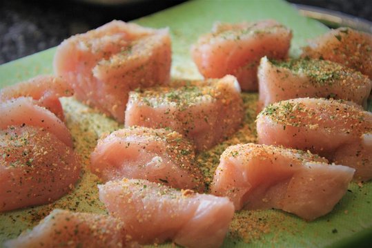 Puten-Prinzessfilet in 5 cm dicke Medaillons schneiden und würzen.