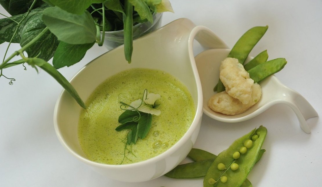 Erbsencremesuppe mit Erbsen angerichtet
