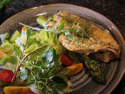 Die mit Schinken, Käse, Spargel und Kräuter gefüllten Hühnerschnitzerl mit Blattsalat der Saison servieren.