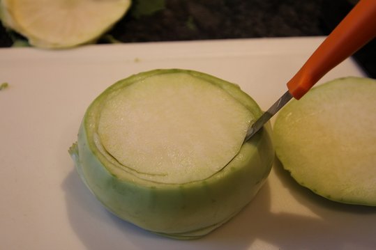 Die Wurzel der Knolle abschneiden, und den Deckel der Knolle abschneiden. Mit einem kleinen Messer und einem Löffel das Fruchtfleisch aushöhlen. ©Elisabeth Heidegger/LK Niederösterreich