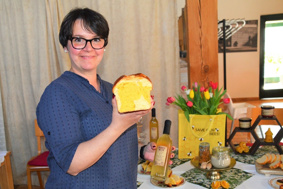 Daniela Apeltauer mit Blütenpollen-Striezel ©Eva Lipp