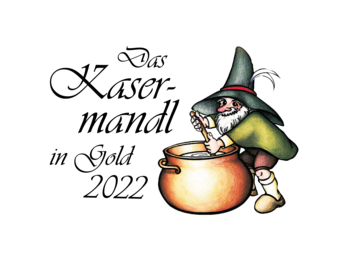 Kobold rührt in Kupferkessel um daneben Schriftzug "Das Kasermandl in Gold 2022"