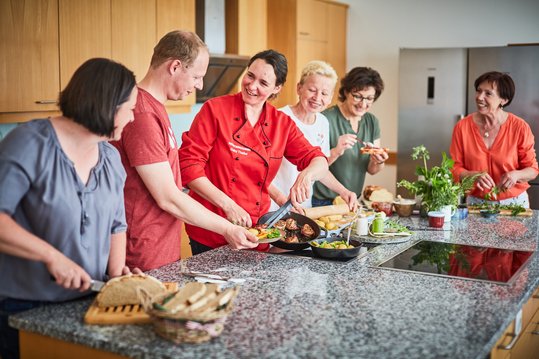 Gruppe kocht gemeinsam