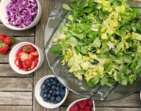 Salat, Erdbeeren, Heidelbeeren und viele andere Vitaminspender bringen Vielfalt auf den Tisch.