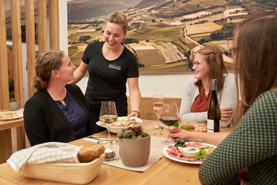 Weinkönigin Diana Müller hilft im Heurigenlokal ihrer Eltern mit