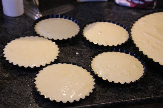 Teig in die Formen füllen ©Elisabeth Heidegger/LK Niederösterreich