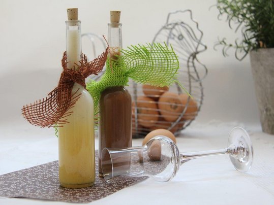 Zwei Flaschen Likör