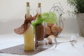 Zwei Flaschen Likör