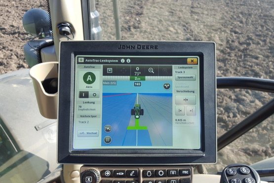 Traktor-Display mit Spurführungssystem ermöglicht es dem Bauern, zielgerichteter zu Arbeiten, den Boden zu schonen und Ressourcen zu sparen.