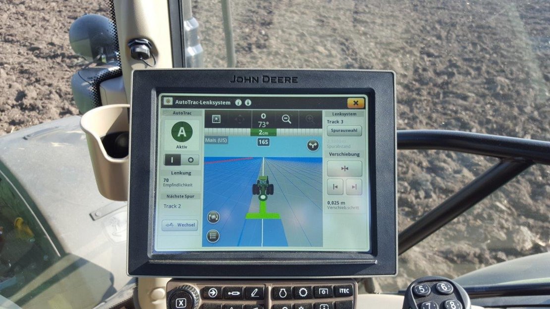 Traktor-Display mit Spurführungssystem ermöglicht es dem Bauern, zielgerichteter zu Arbeiten, den Boden zu schonen und Ressourcen zu sparen.