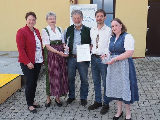 VP Andrea Wagner mit zwei Generationen Fuchssteiner: Adele, Franz sen., Franz Jun. und Maria liefern seit 30 Jahren Schulmilch an Kindergarten und Volksschule in Eschenau. ©Berger