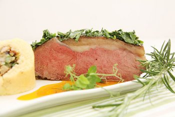 Beiried rosa gebraten im Kräutermantel