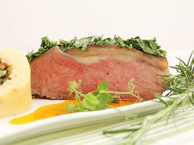 Beiried rosa gebraten im Kräutermantel