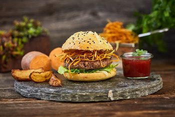 Rindfleischburger angerichtet mit Süßkartoffel-Streifen, Dip und karamellisierten Zwiebeln ©Elisabeth Heidegger/LK Niederösterreich