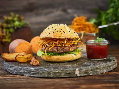 Rindfleischburger angerichtet mit Süßkartoffel-Streifen, Dip und karamellisierten Zwiebeln ©Elisabeth Heidegger/LK Niederösterreich