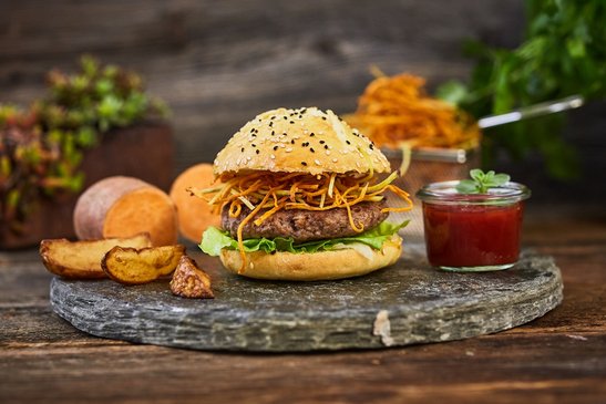 Rindfleischburger angerichtet mit Süßkartoffel-Streifen, Dip und karamellisierten Zwiebeln ©Elisabeth Heidegger/LK Niederösterreich