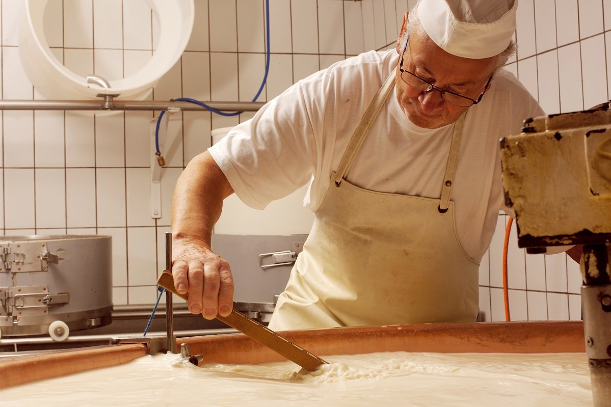 Mann misst Temeratur bei Milch (C)AMA Marketing