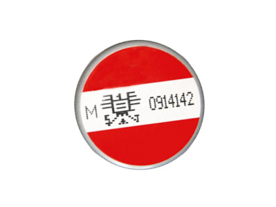 Auf der rot-weiß-roten Banderole sind die Betriebsnummer und ein Adler abgebildet.