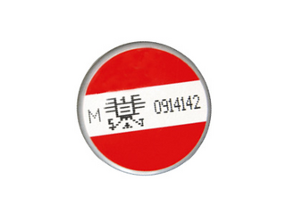 Auf der rot-weiß-roten Banderole sind die Betriebsnummer und ein Adler abgebildet.