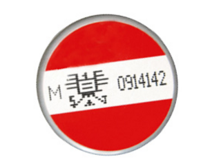 Auf der rot-weiß-roten Banderole sind die Betriebsnummer und ein Adler abgebildet.