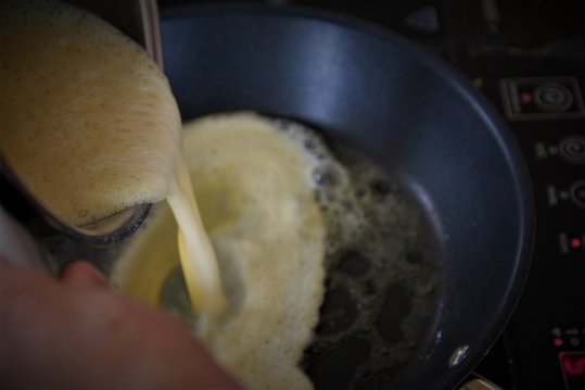 Ei-Schlagobers-Massen eingießen ©Elisabeth Heidegger/LK Niederösterreich