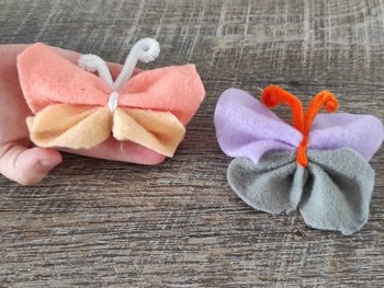 Zwei bunte Filz-Schmetterlinge