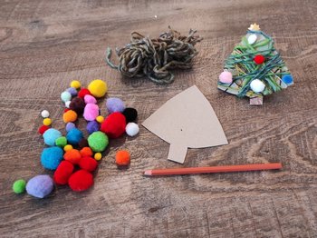 Bastelanleitung mit Karton, Stift, Wolle, Kleber, Filzkugeln, Papier für Christbäume