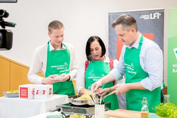 Personen am Kochen von Krautfleckerl