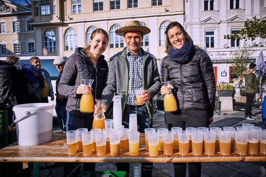 Der frische Saft kann von allen gekostet werden.