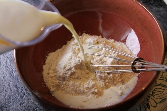 Mehl mit Salz und Milch zu einem glatten Teig verrühren.
