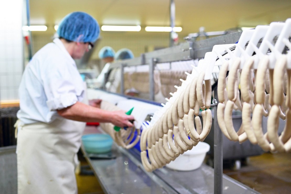 Herstellung von Würsten in einer Fabrik - Lebensmittelindustrie