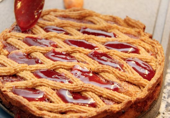 Grammeltorte wird verziert