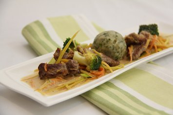 Rindfleisch aus dem Wok mit Kräutertopfenknödel