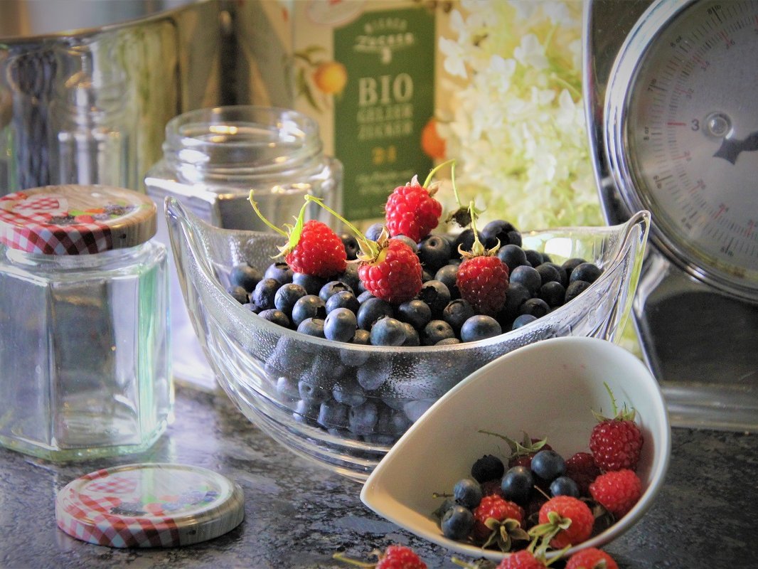 Heidelbeer-Marmelade mit frischen Früchten aus dem Garten - Das ist Sommer im Glas. ©Elisabeth Heidegger/LK Niederösterreich