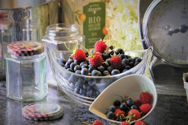 Heidelbeer-Marmelade mit frischen Früchten aus dem Garten - Das ist Sommer im Glas. ©Elisabeth Heidegger/LK Niederösterreich