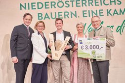 Foto mit Vifzack-Sieger 2019 1.Platz Stefan Artner mit Ernte und Keimanlage für Weizengras ©Philipp Monihart/LK Niederösterreich