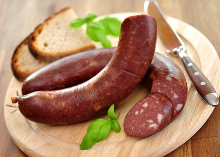 Blutwurst liegt auf Holzbrett mit Brot und Messer zur Jause von ©printemps/stock.adobe.com