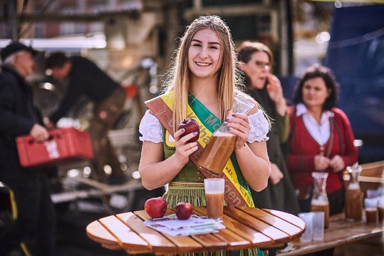 Köstlich ist er, der Apfelsaft aus Apfel g'macht.